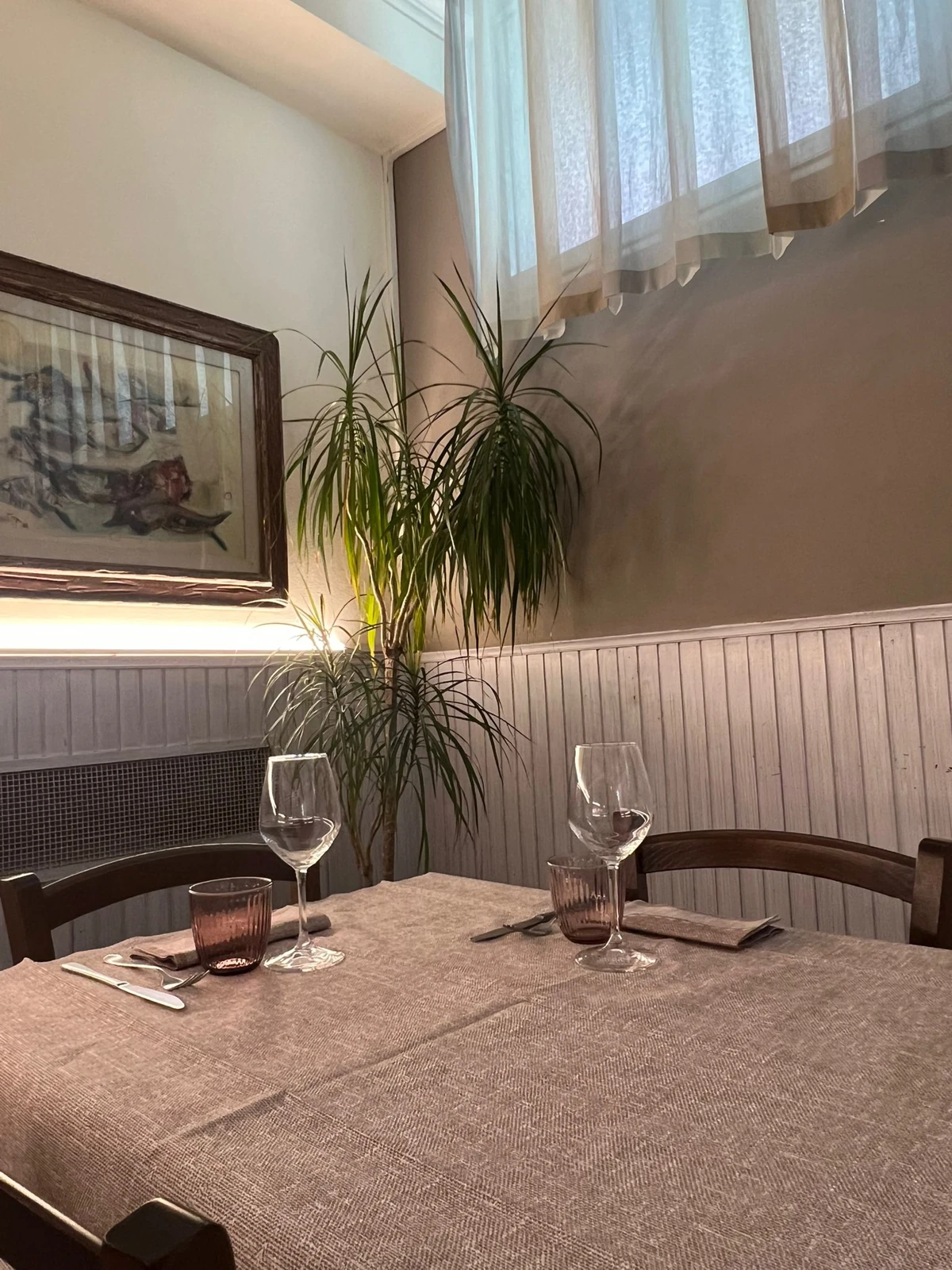 Un tavolo apparecchiato nella sala della Trattoria Carotti